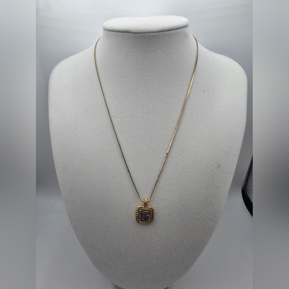 Nina Ricci Jewelry - Nina Ricci Beautiful Elegant Gold Plated & Silver Pendant Necklace (EUC)✨️🖤✨️